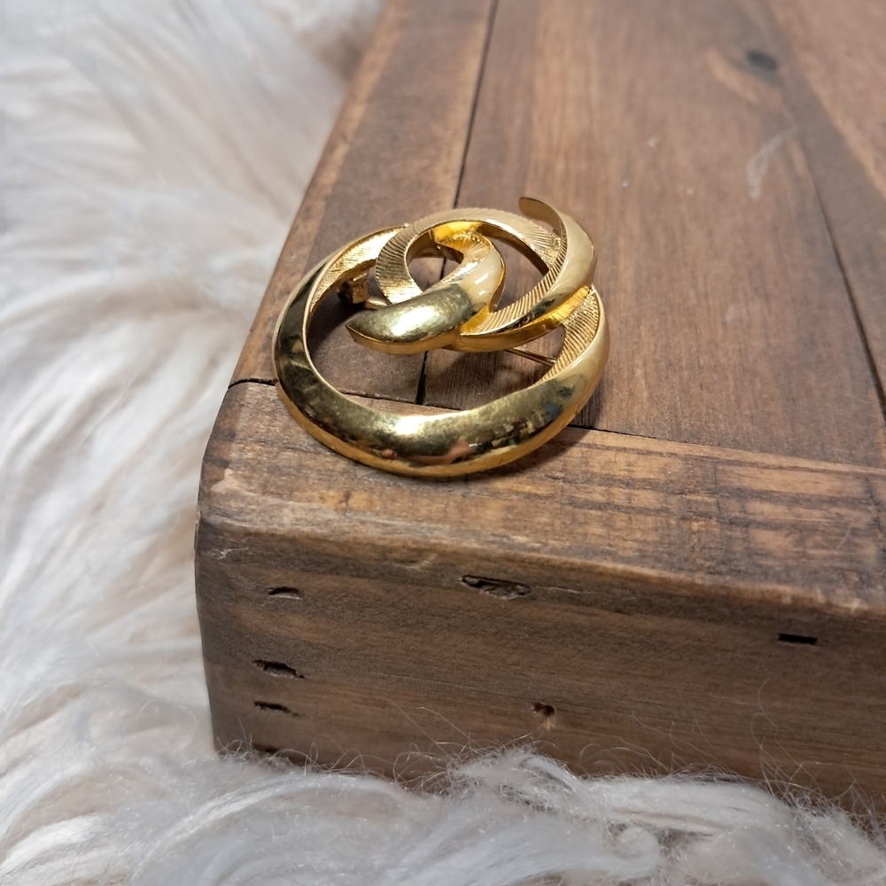 Crown Trifari Gold Swirl Brooch - Picture 1 of 5